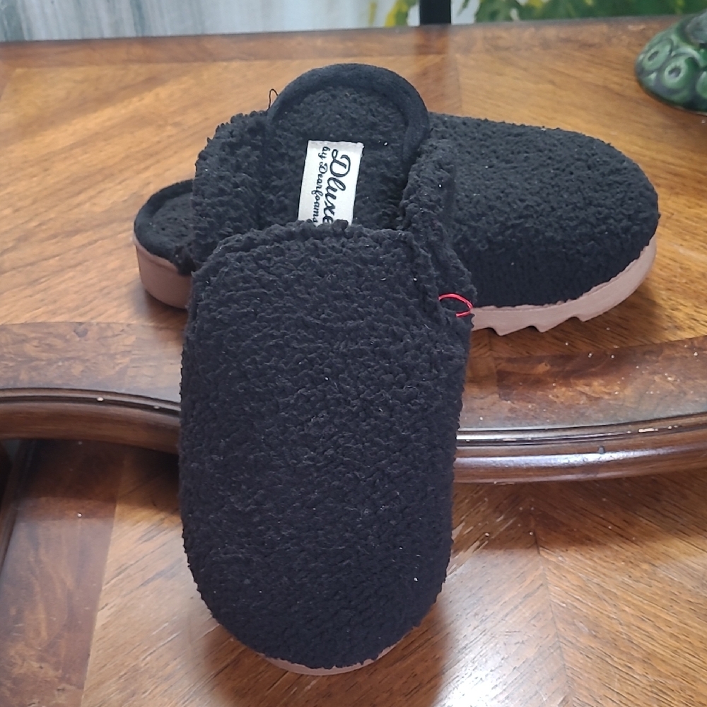 New with tags! Dearfoams Dluxe Womens Small 5/6 indoor outdoor Black Slippers